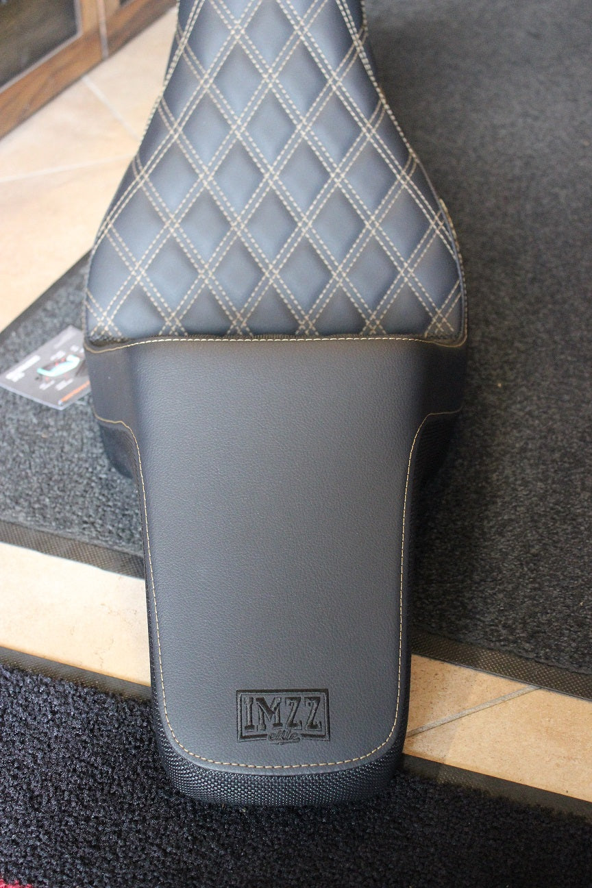 Imzz x Saddlemen Step-Up Seat for M8 FatBob FXFB/FXFBS