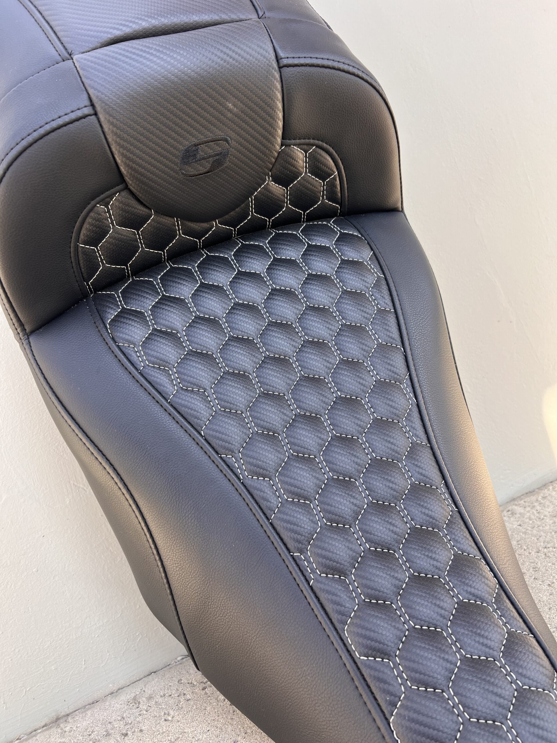 Imzz x Saddlemen Road Sofa w/Backrest for 23+ Bagger (EXT Reach)