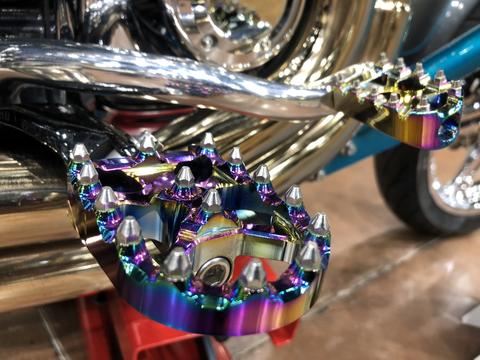 FLO Motorsports V2 MX ジェットフューエル FLO□MXスタイルワイド V2フットペグ/ジェットフューエル（虹色） 左右