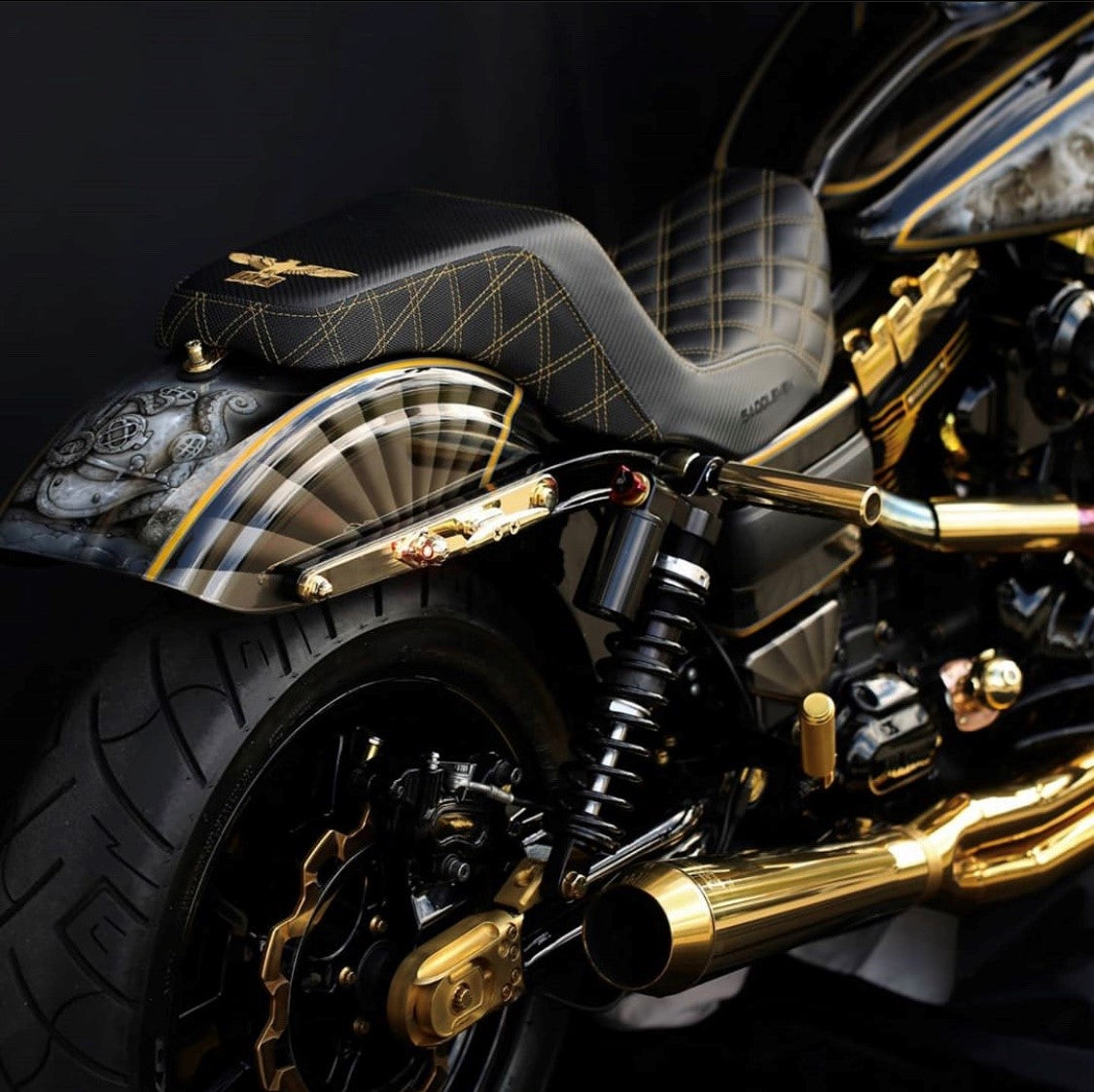 バイクシート グリッターゴールド ダイヤモンドキルティング Imzz Elite E-Ticket Signature Seat – Harley Step-Up Seat