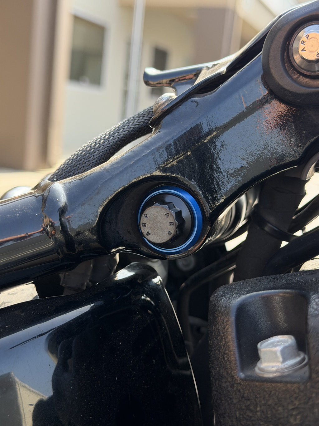 Black ARP 12-point upper shock bolt for compatible M8 Softail